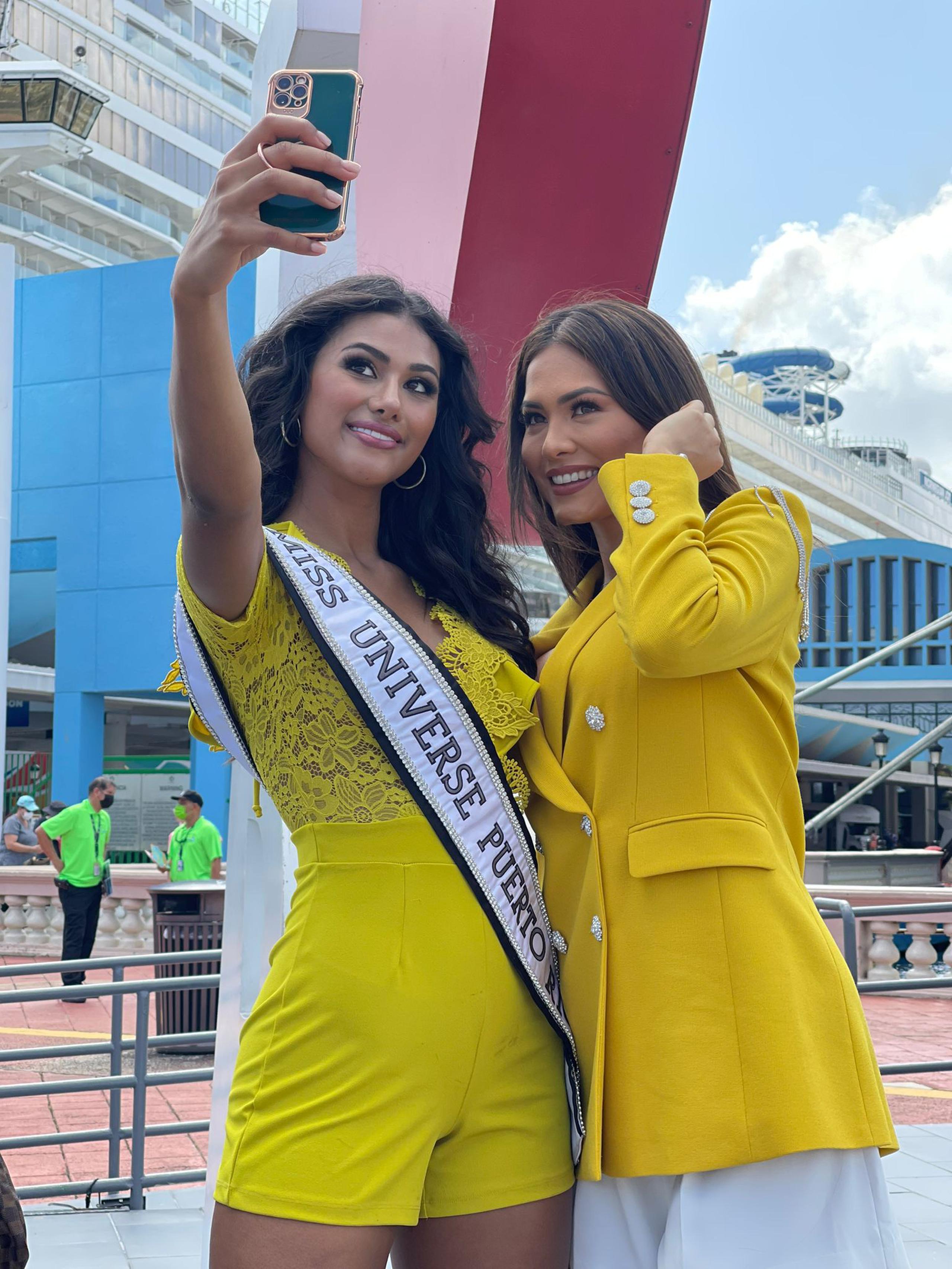 A su llegada a Puerto Rico, Andrea Meza, Miss Universe 2020, fue recibida por la actual reina puertorriqueña, Michelle Marie Colón.