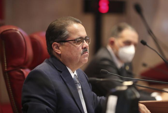 El asesor legal del Senado, Luis Vega Ramos dijo que la AEE y AAFAF radicaron hoy la solicitud de remoción (removal) a la que se allanó el juez superior Alfonso Martínez Piovanetti, quien decretó el archivo de la demanda.
