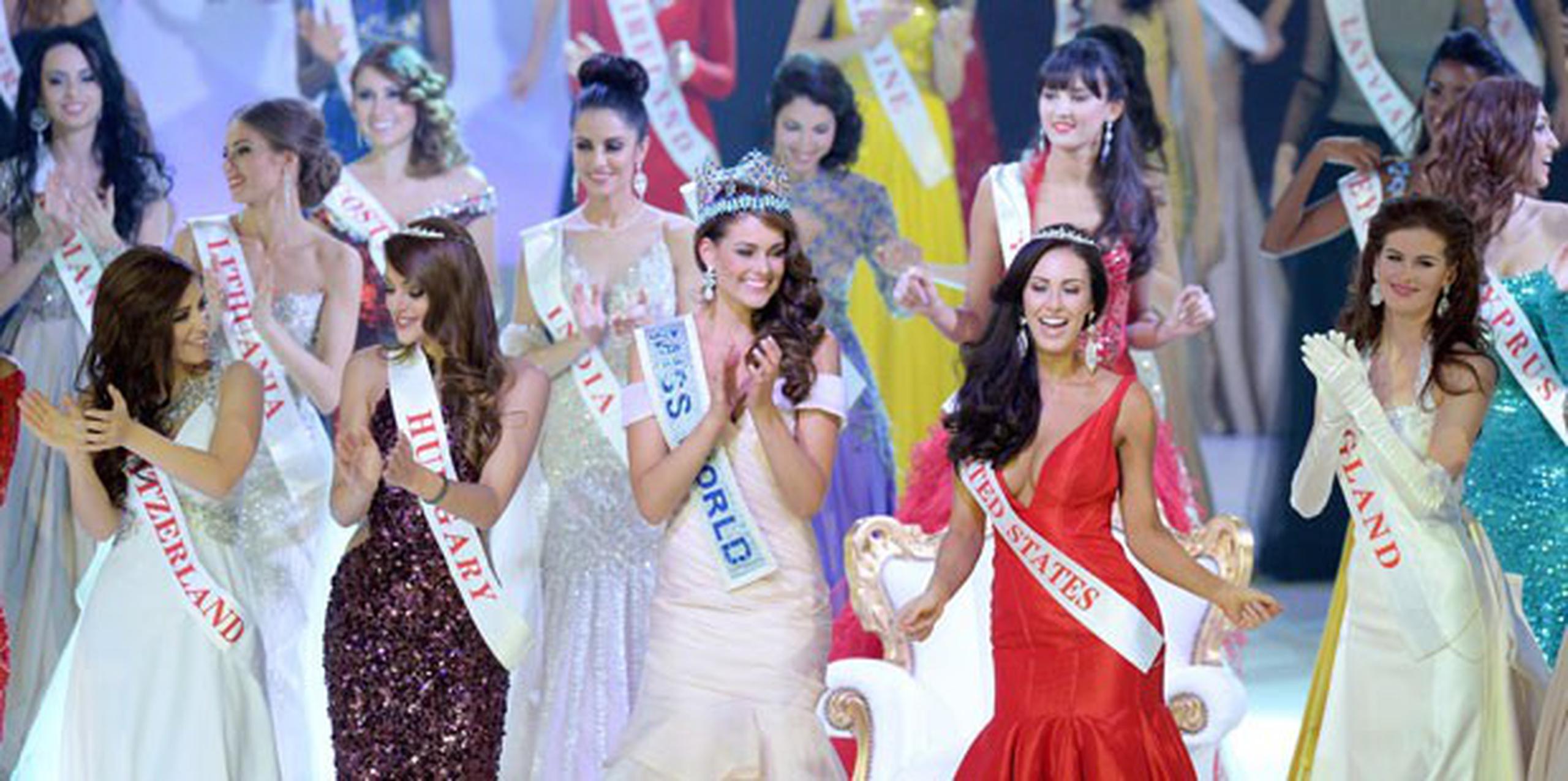 Miss Australia, Courtney Thorpe, y la anfitriona, Miss Inglaterra, Carina Tyrrell, fueron las otras dos finalistas del certamen. (EFE/EPA/FACUNDO ARRIZABALAGA)