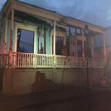 Contienen incendio que consumió tres residencias abandonadas en Ponce