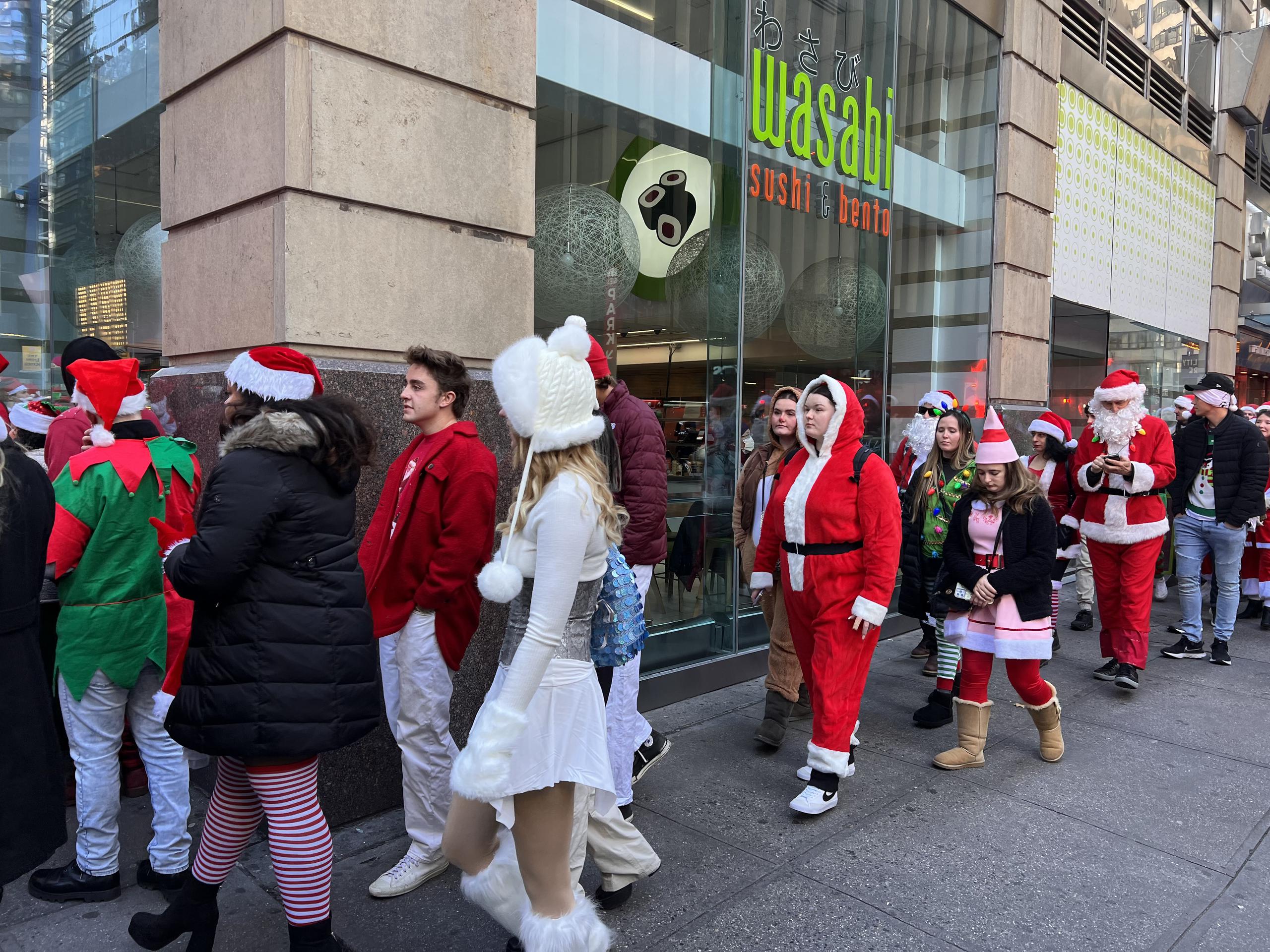 Miles de personas llegan disfrazadas de temas navideños y Santa Claus para celebrar la Navidad de una manera irreverente.