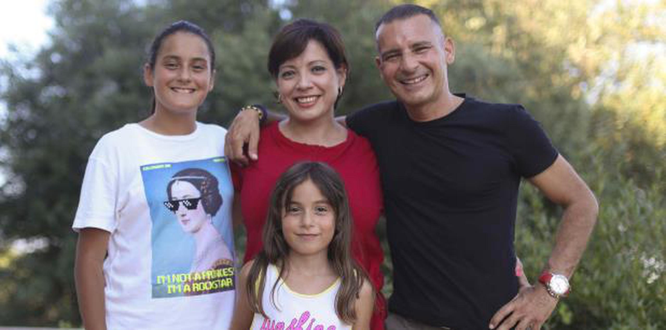 Yaritza Morales junto a su esposo Domenico y sus hijas Michelle y Lorenza.  (Enviada Especial / teresa.canino@gfrmedia.com)