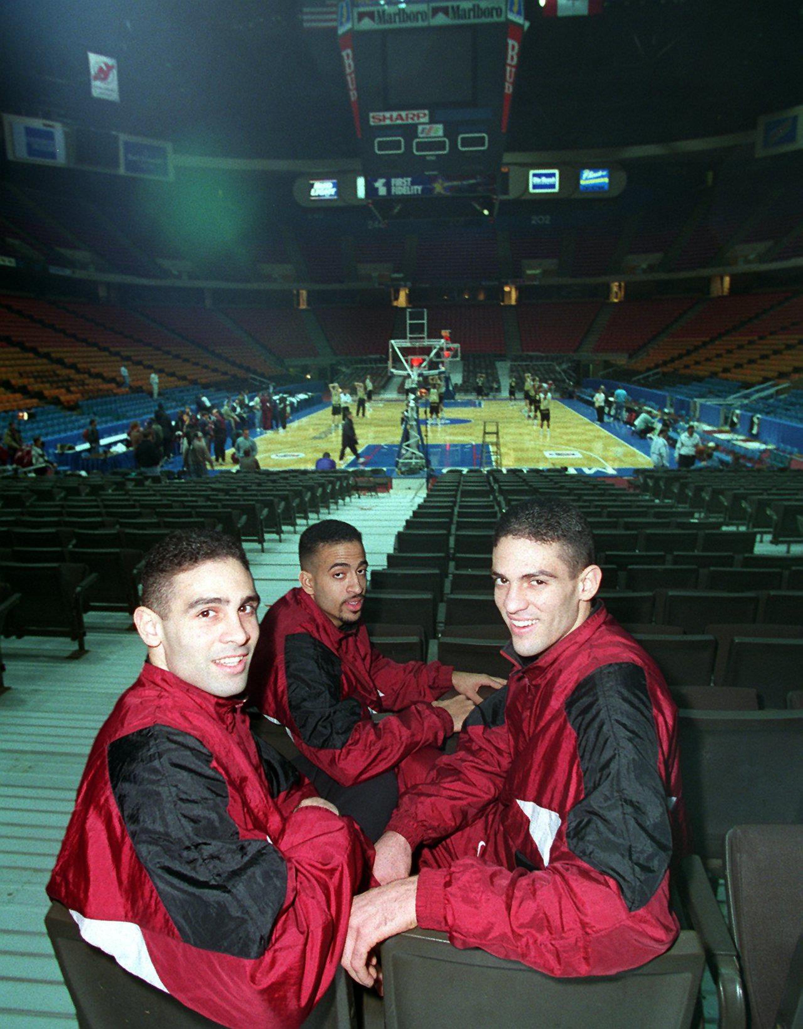 De izquierda a derecha, Giddel Padilla, Carmelo Travieso y Edgar Padilla antes de un partido en 1995. (GFR Media)