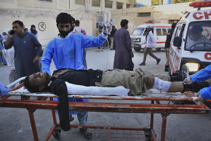 Paramédicos trasladan a un hospital a un policía que resultó herido en un ataque con bomba, en Quetta, Pakistán, el lunes 18 de octubre de 2021. (AP Foto/Arshad Butt)