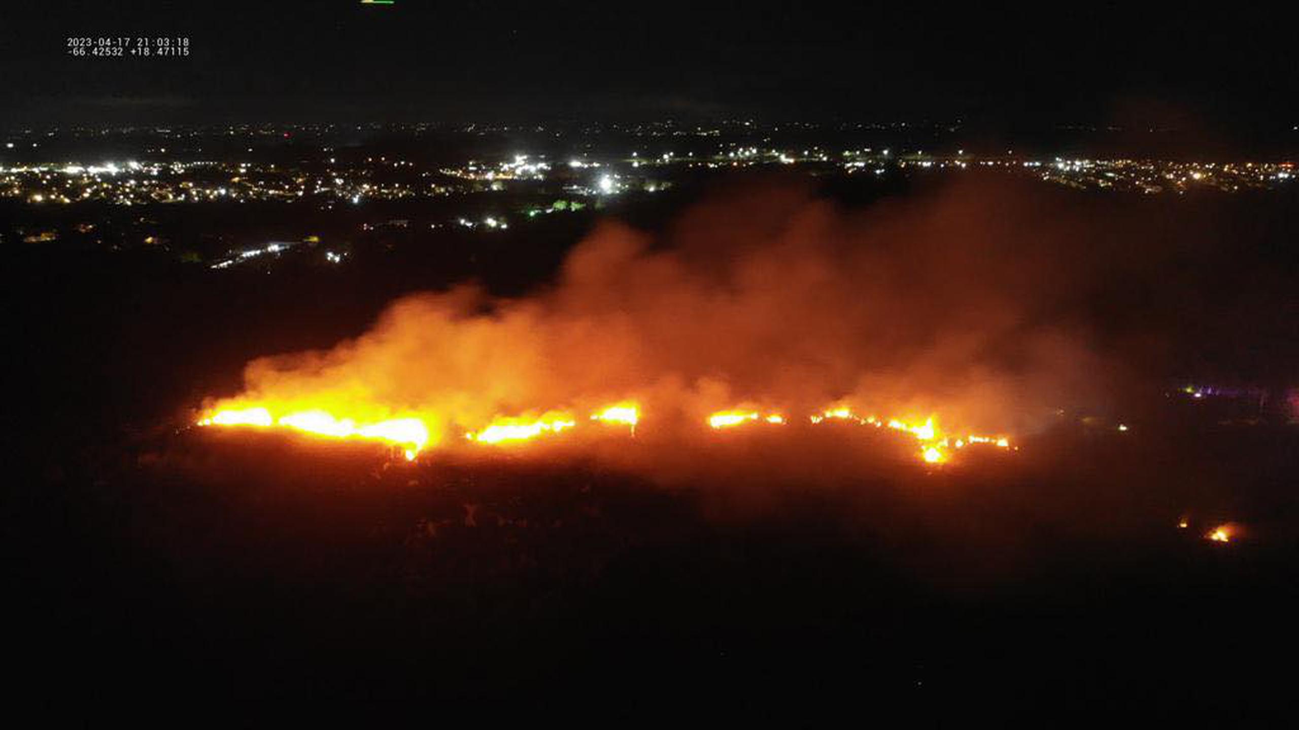 Incendio de grandes proporciones en Vega Baja (Foto área tomado por personal de Manejo de Emergencias de Vega Baja)