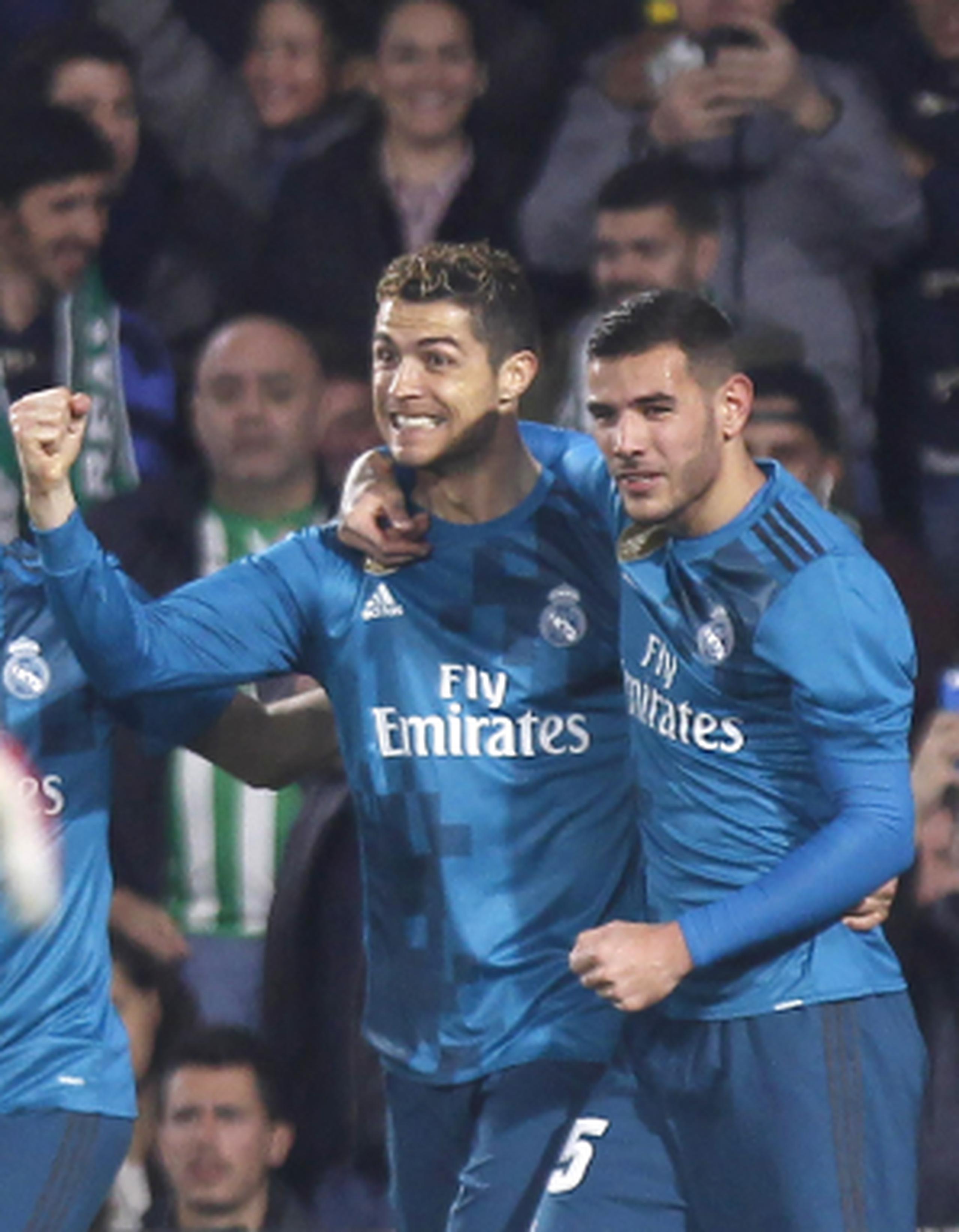 Cristiano Ronaldo, a la izquierda, celebra un gol ante el Betis en la acción de ayer. (AP / Miguel Morenatti)