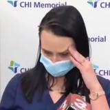 Enfermera se desmaya tras vacunarse contra COVID-19 y explica por qué