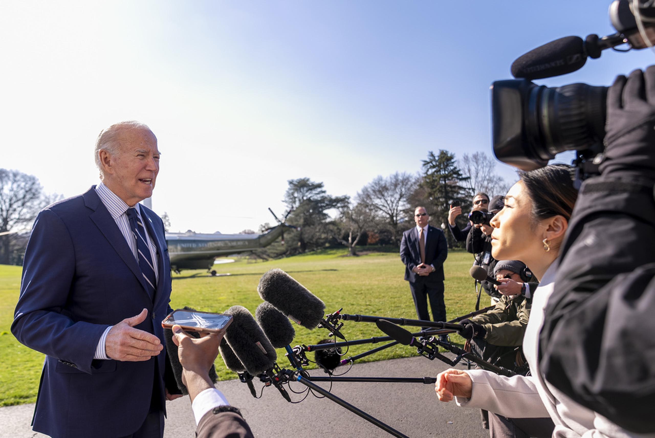 El presidente Joe Biden habla con la prensa en su llegada a la Casa Blanca este lunes después de regresar de Rehoboth Beach, Delaware.