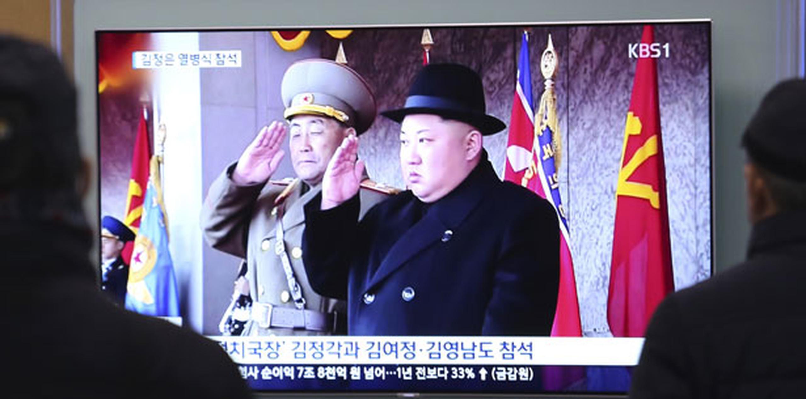Kim Jong Un, vestido con un abrigo largo negro de invierno, apareció recorriendo una alfombra roja con su esposa al principio del acto, que la televisora estatal norcoreana emitió horas después de que terminase. (AP)