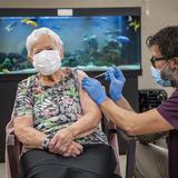 Anciana de 90 años es la primera que recibe la vacuna contra COVID-19 en Suiza