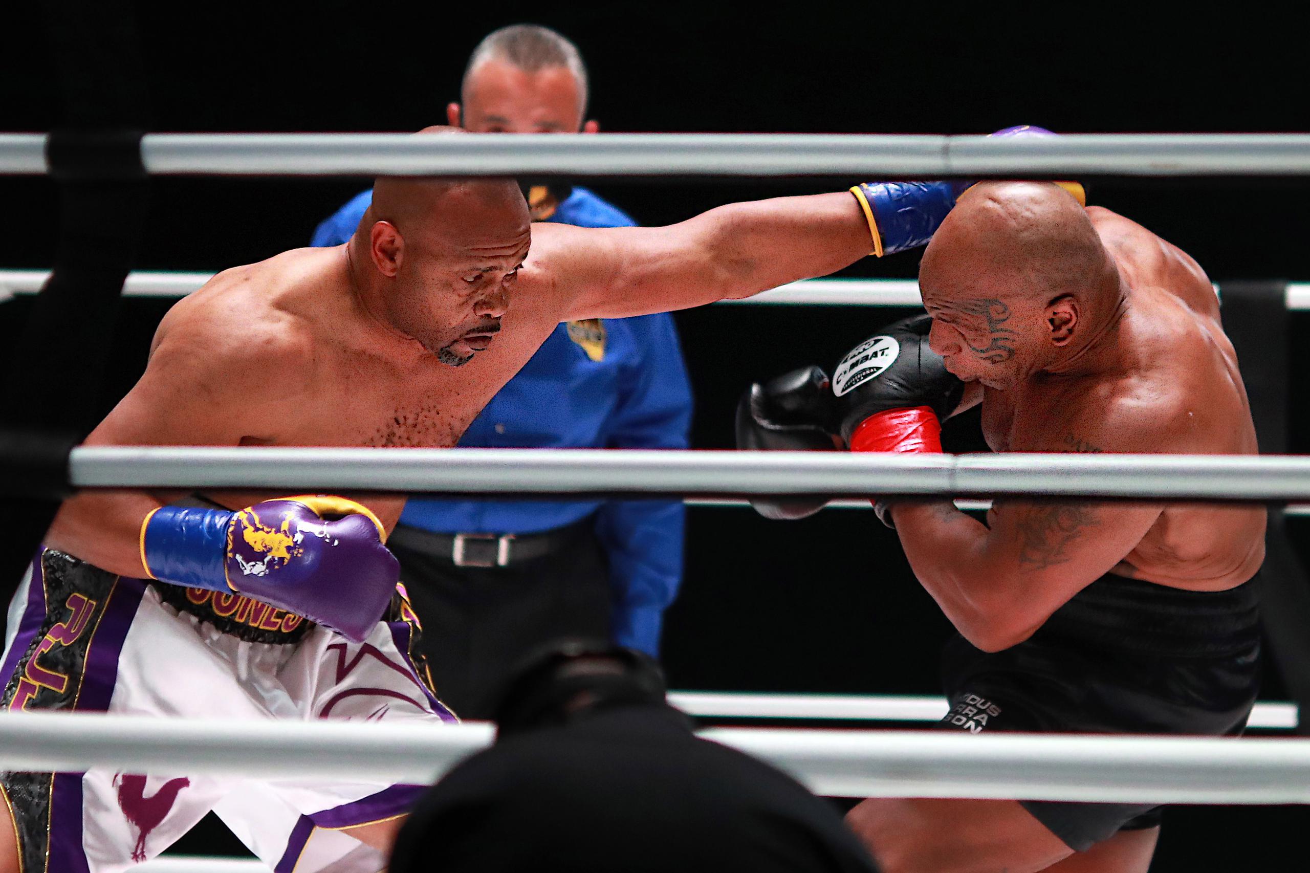Ambos púgiles mostraron destellos de su antigua gloria, con Tyson mostrando el poder de sus golpes y boxeo agresivo, mientras que Jones Jr. aportó el estilo, la técnica y la movilidad.