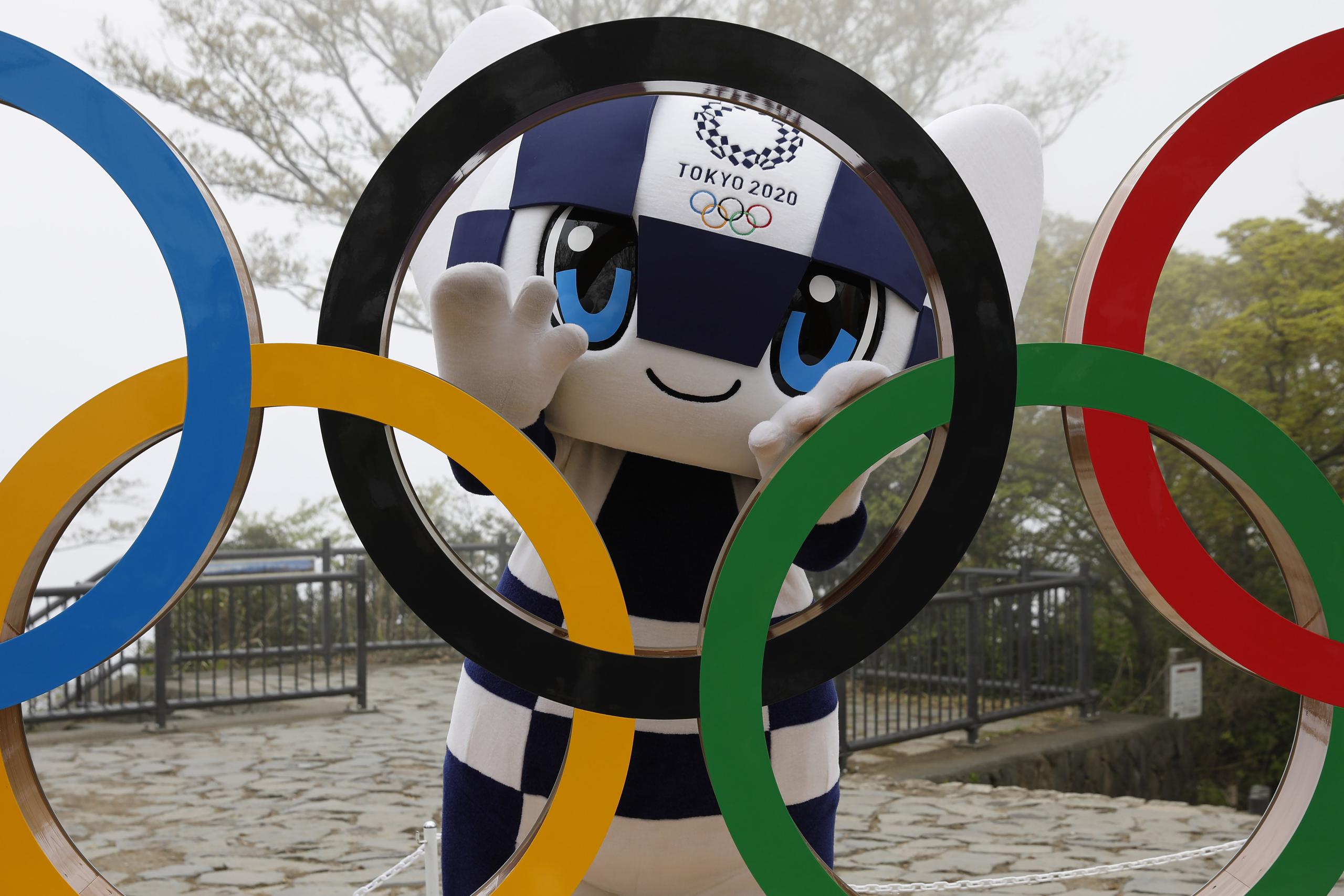 Miraitowa posa con los aros olímpicos en el monte Takao, en Hachioji, al oeste de Tokio.
