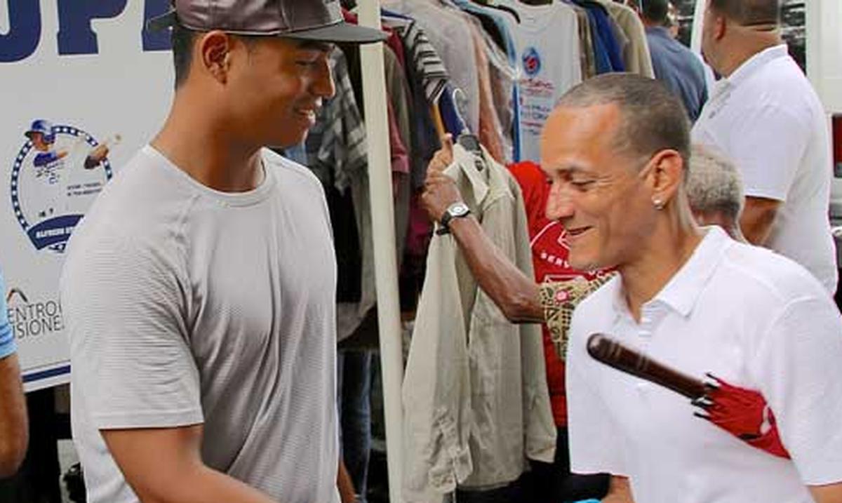 Alfredo Escalera extiende su mano a deambulantes Primera Hora