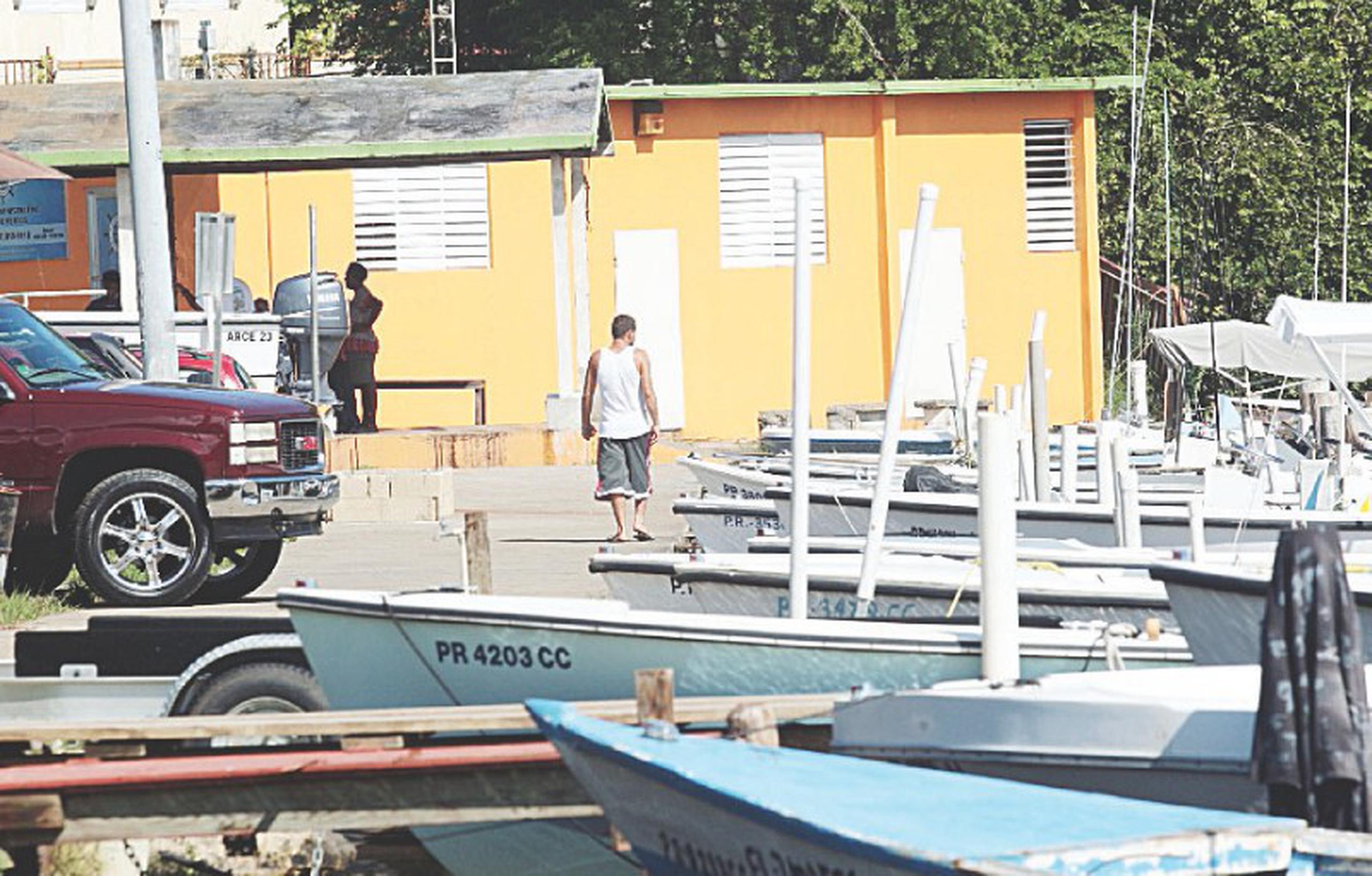 La villa pesquera del municipio de Arecibo recibe ayuda de parte de INSEC. (Primera Hora / David Villafañe)