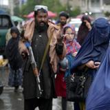 Talibanes reinstalan el uso obligatorio del burka en lugares públicos 