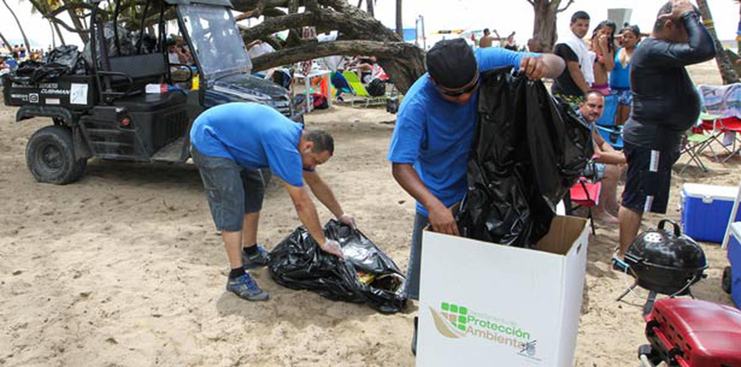 Empleados del municipio de San Juan recogieron desperdicios sólidos en las playas de El Escambrón en Puerta de Tierra, y el Ultimo Trolley en Santurce. (Suministrada)