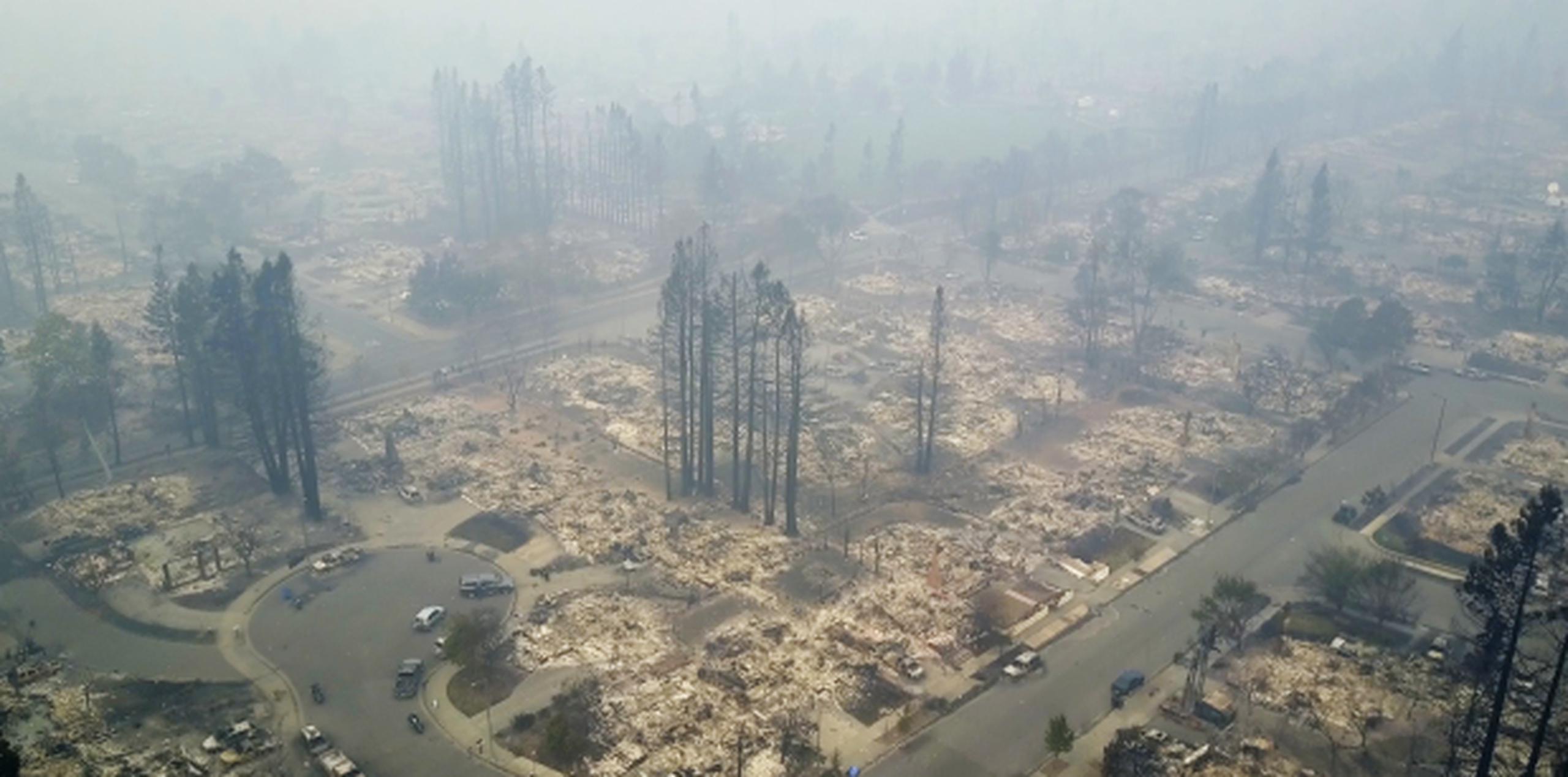 Así quedó un vecindario en in Santa Rosa, California, que fue destruido por un incendio forestal. (Nick Giblin / DroneBase vía AP)