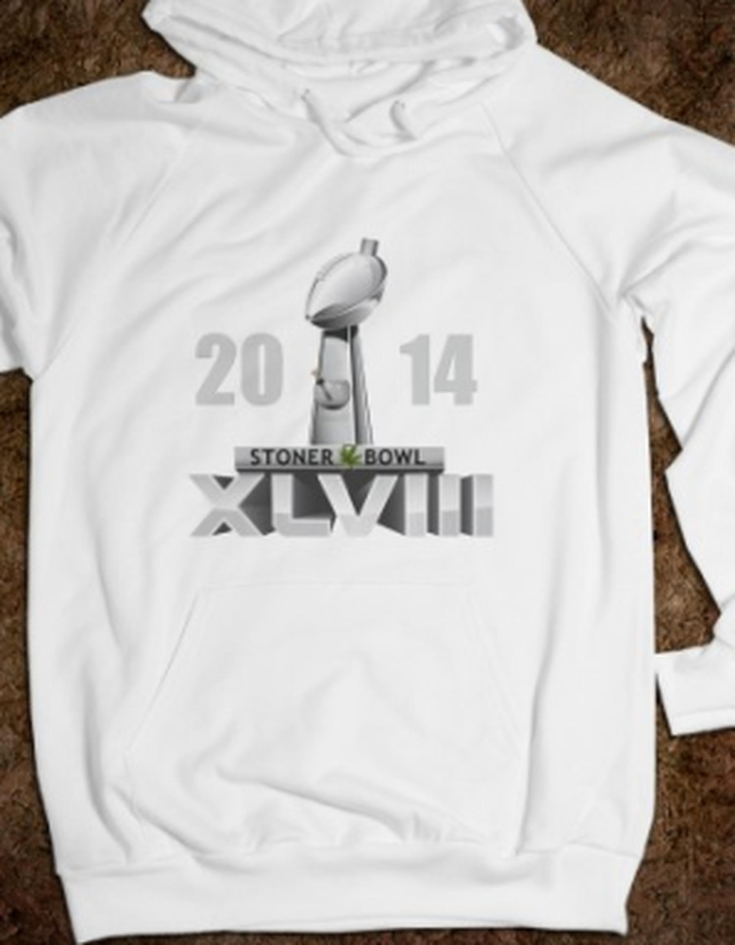 El sitio Web ofrece camisetas y gorras alusivas a esta coincidencia. Una camiseta muestra el trofeo Vince Lombardi, que conseguirá el ganador, modificado como una pipa para marihuana. (www.stonerbowl.org)