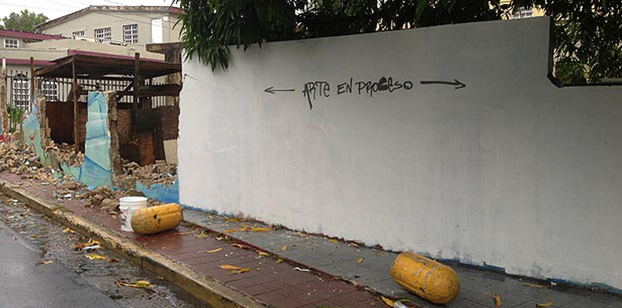 La hermana del llamado Sonero Mayor sostuvo que individuos en la comunidad destruyeron el mural, pintado hace 25 años en la calle que lleva el nombre de su hermano. (angel.rivera@gfrmedia.com)