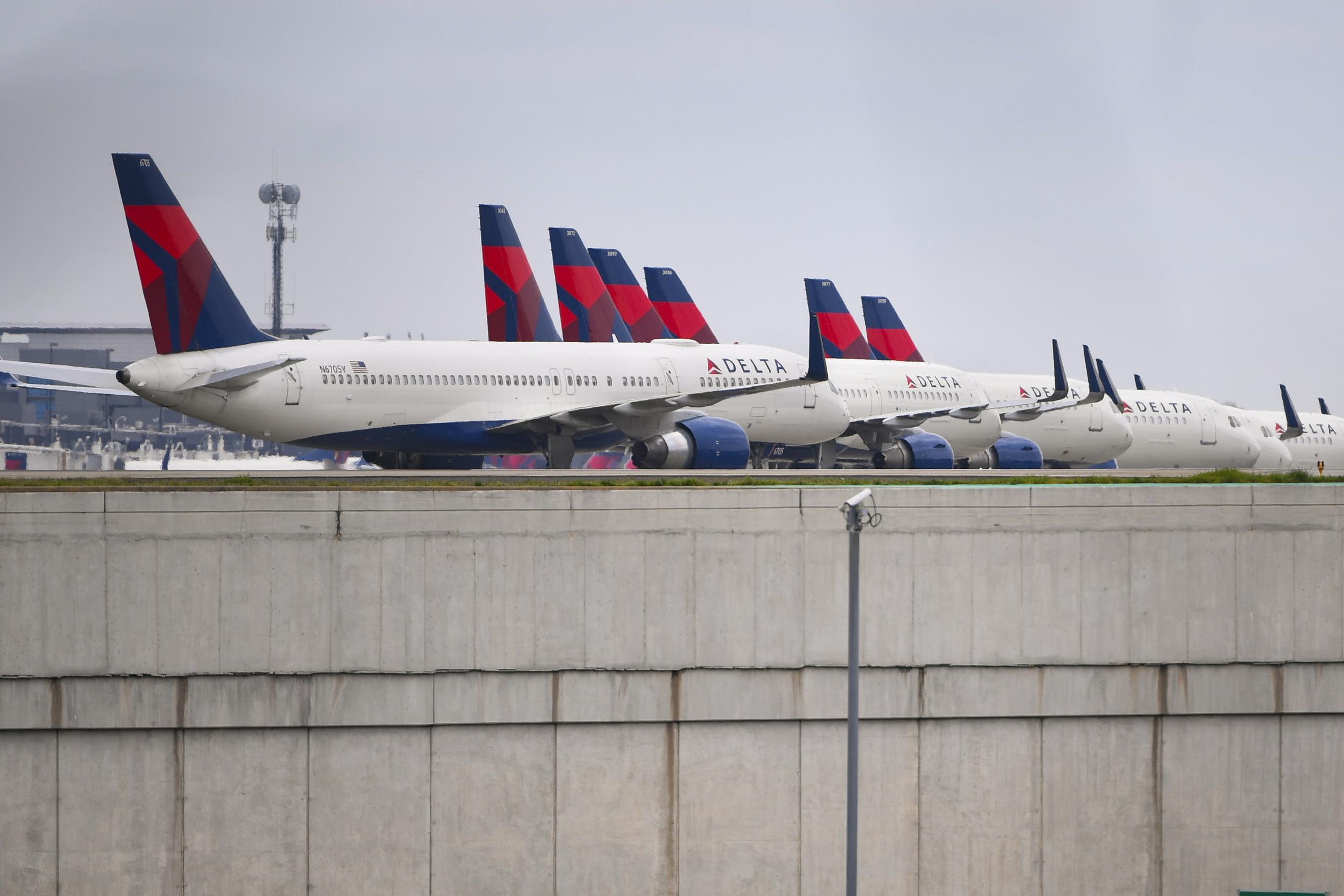 Delta dijo que canceló alrededor de 90 vuelos el viernes debido a la posibilidad de mal tiempo y el impacto de ómicron.