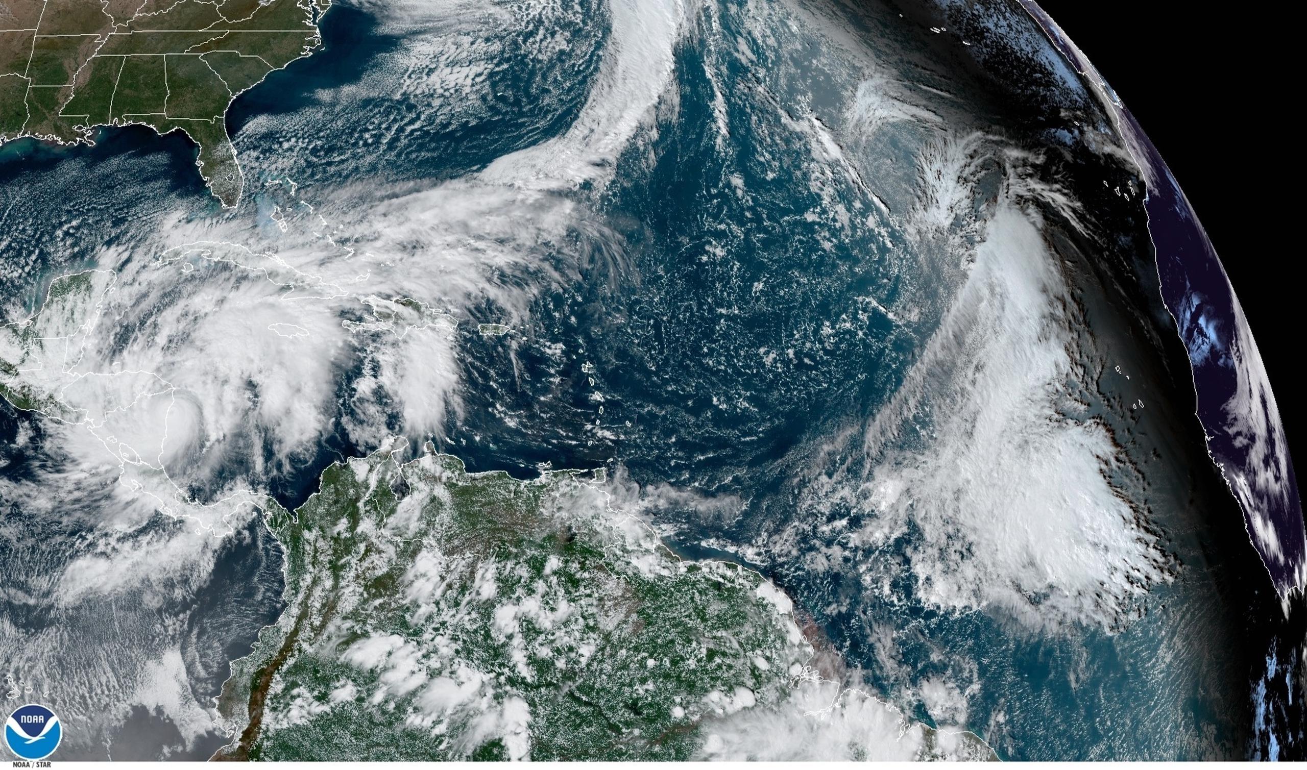 Fotografía satelital cedida por la Oficina Nacional de Administración Oceánica y Atmosférica  (NOAA) por vía del Centro Nacional de Huracanes (NHC) donde se muestra la localización del huracán Eta de categoría 4.