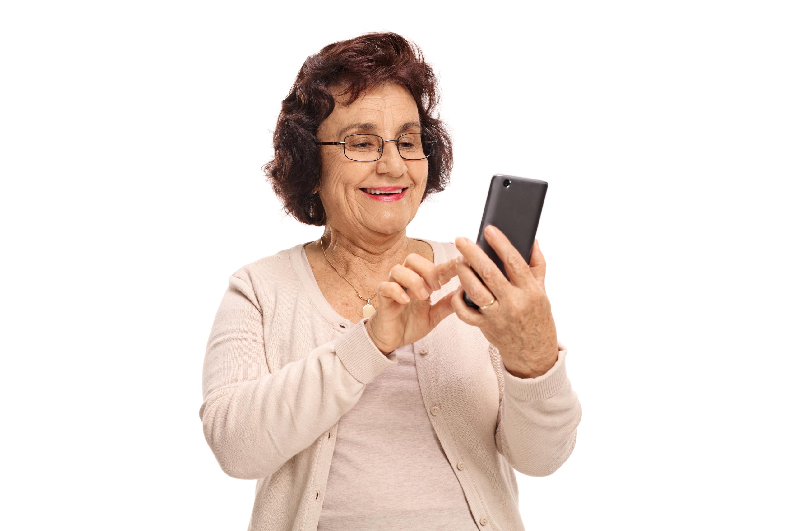 Para los adultos mayores enfrentarse a la tecnología y las nuevas formas de comunicarse no es sencillo, y el uso de WhatsApp es un ejemplo de ello.