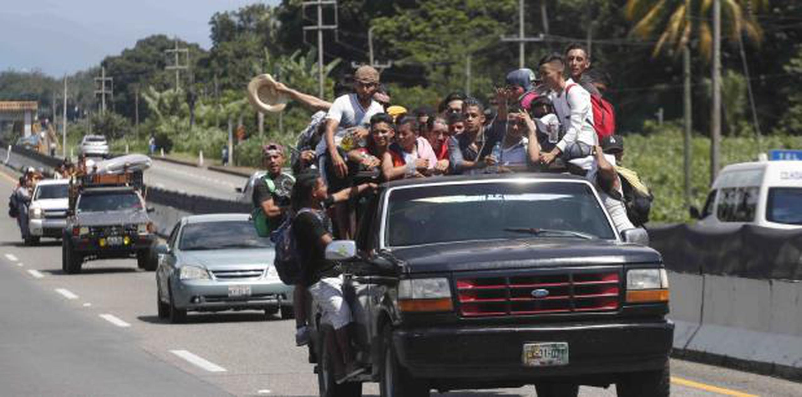 Un grupo de inmigrantes hondureños en una camioneta por el estado de Chiapas, México. (AP)