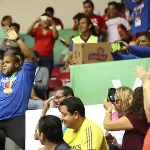 Medallista boricua se roba el "show" bailando en Veracruz