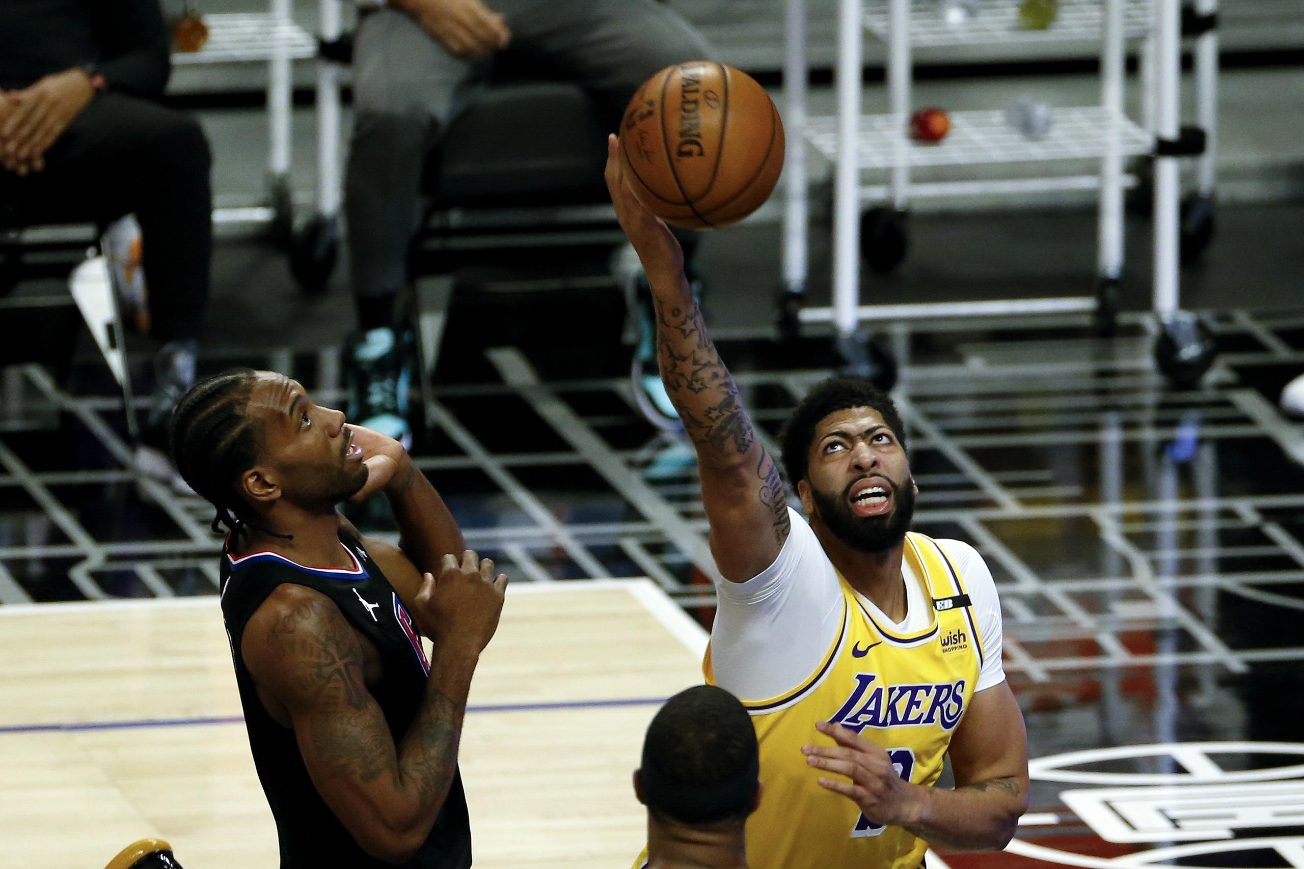 Anthony Davis, de los Lakers, apenas jugó nueve minutos en el partido contra los Clippers de Los Ángeles.