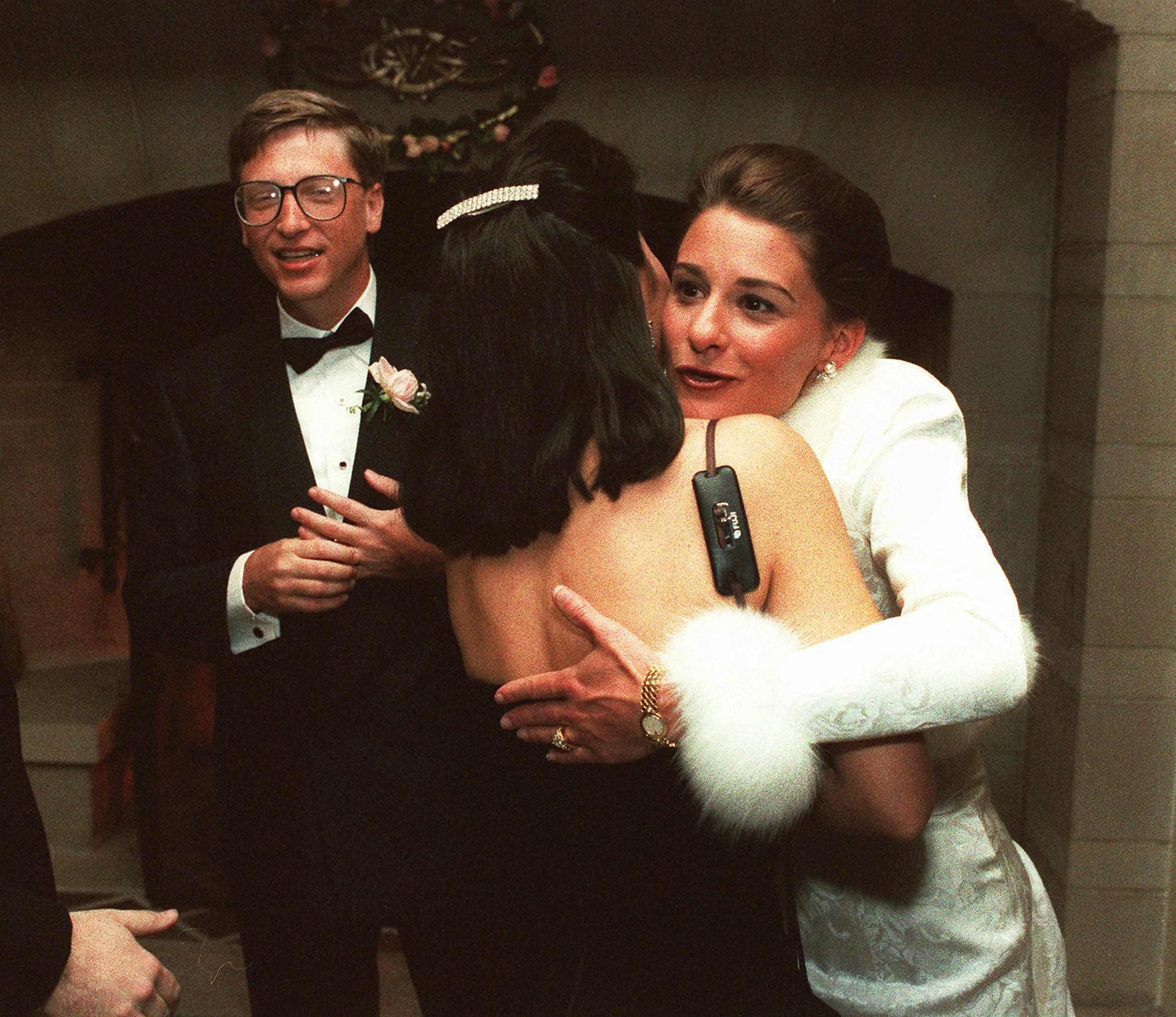 Bill Gates y Melinda saludan a los invitados en una recepción en una finca privada en Seattle el 9 de enero de 1994. La pareja se había casado la semana anterior en Hawái.