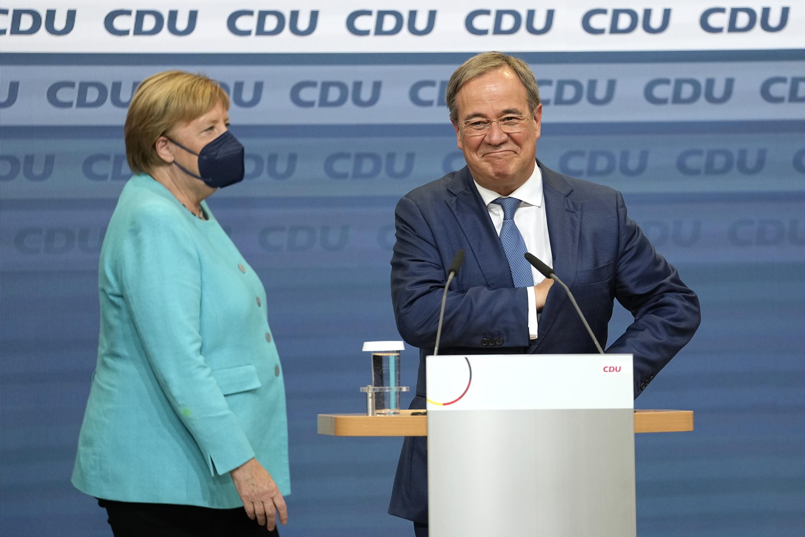 La canciller Angela Merkel permanece de pie junto al gobernador Armin Laschet, el principal candidato de la Unión Demócrata Cristiana.