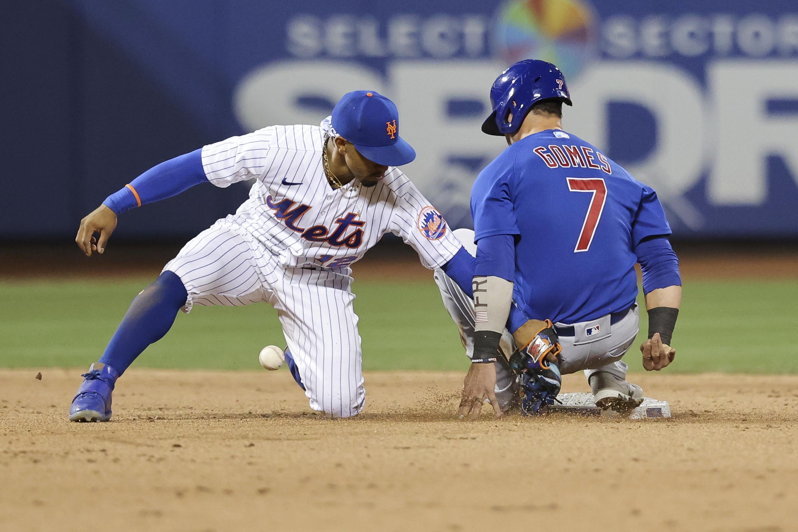 El campocorto boricua Francisco Lindor, de los Mets de Nueva York, pierde la pelota al tratar de poner fuera en segunda al corredor de los Cubs, Yan Gomes.