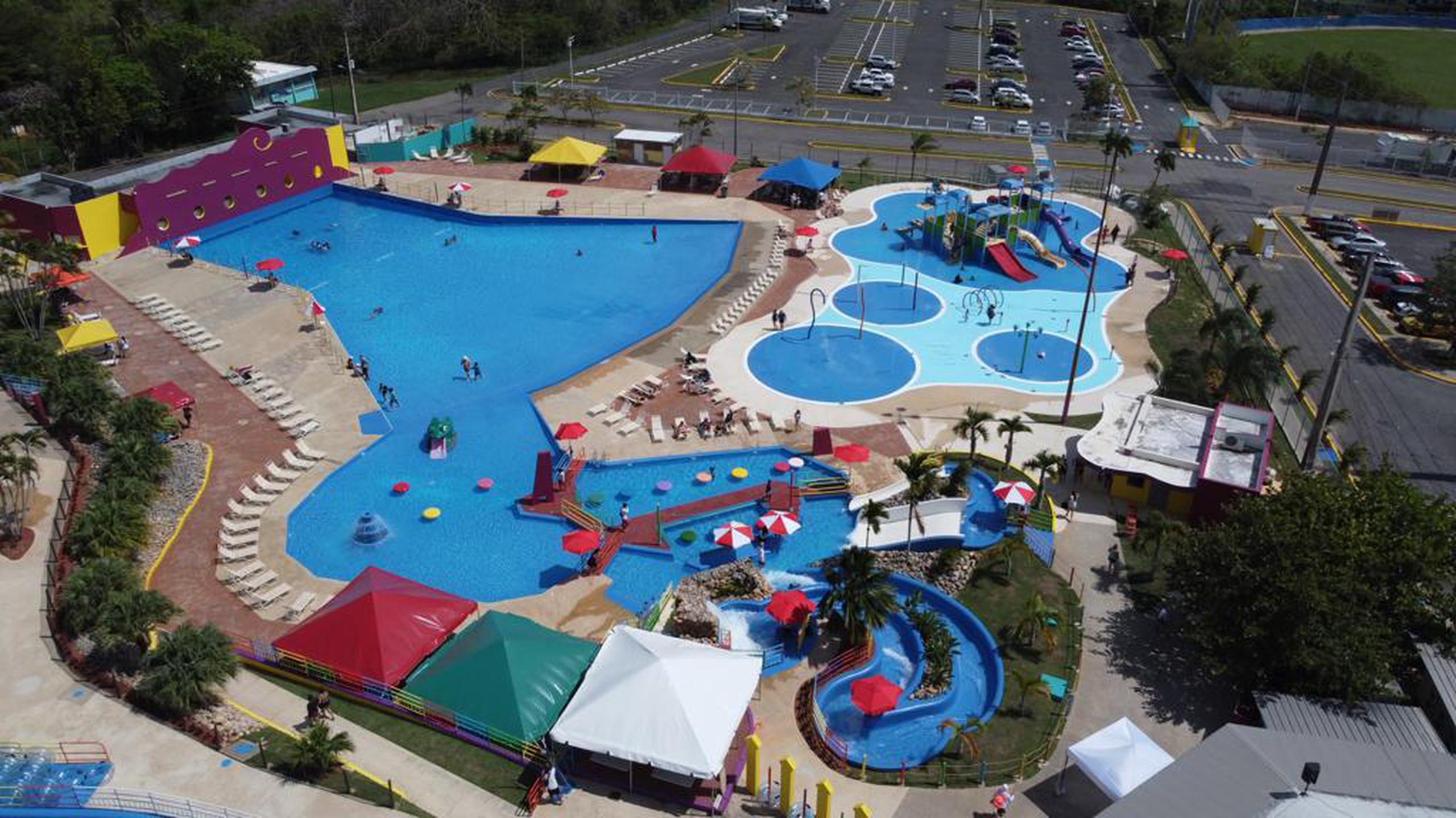 Área remodelada de la piscina de olas y las atracciones para niños.