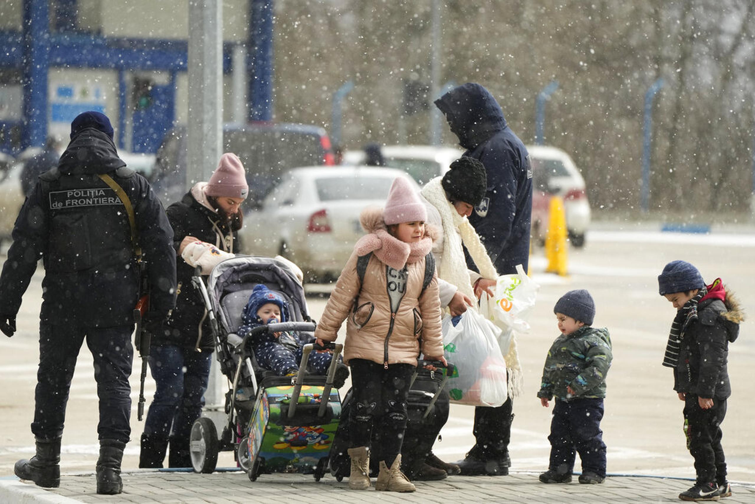 Guardias fronterizos de Moldavia revisan a refugiados que huyen de la guerra desde la vecina Ucrania, en el cruce fronterizo de Palanca, Moldavia, el 11 de marzo de 2022.