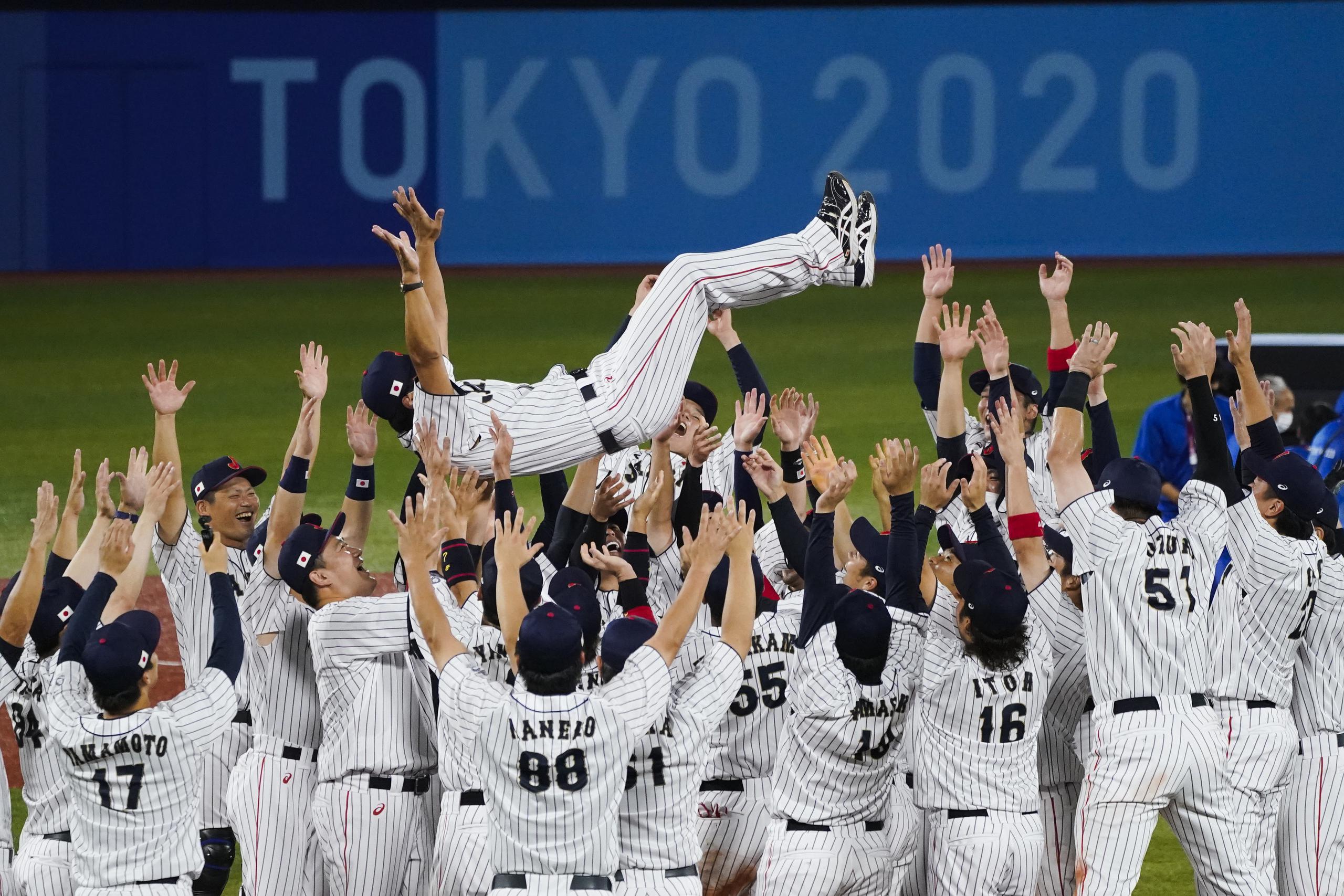 La novena japonesa lanza al aire a su dirigente, Atsunori Inaba, a manera de celebración luego de ganar la medalla de oro del béisbol de los Juegos Olímpicos Tokio 2020.