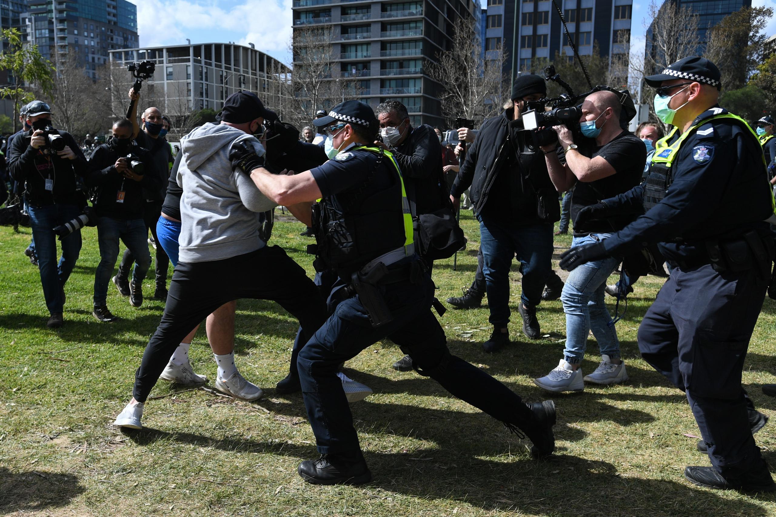 Según la Policía, 14 manifestantes fueron detenidos por violar las normas de confinamiento impuestas en la segunda ciudad más poblada de Australia desde el 9 de julio, mientras que otra persona fue arrestada por agredir a un agente.