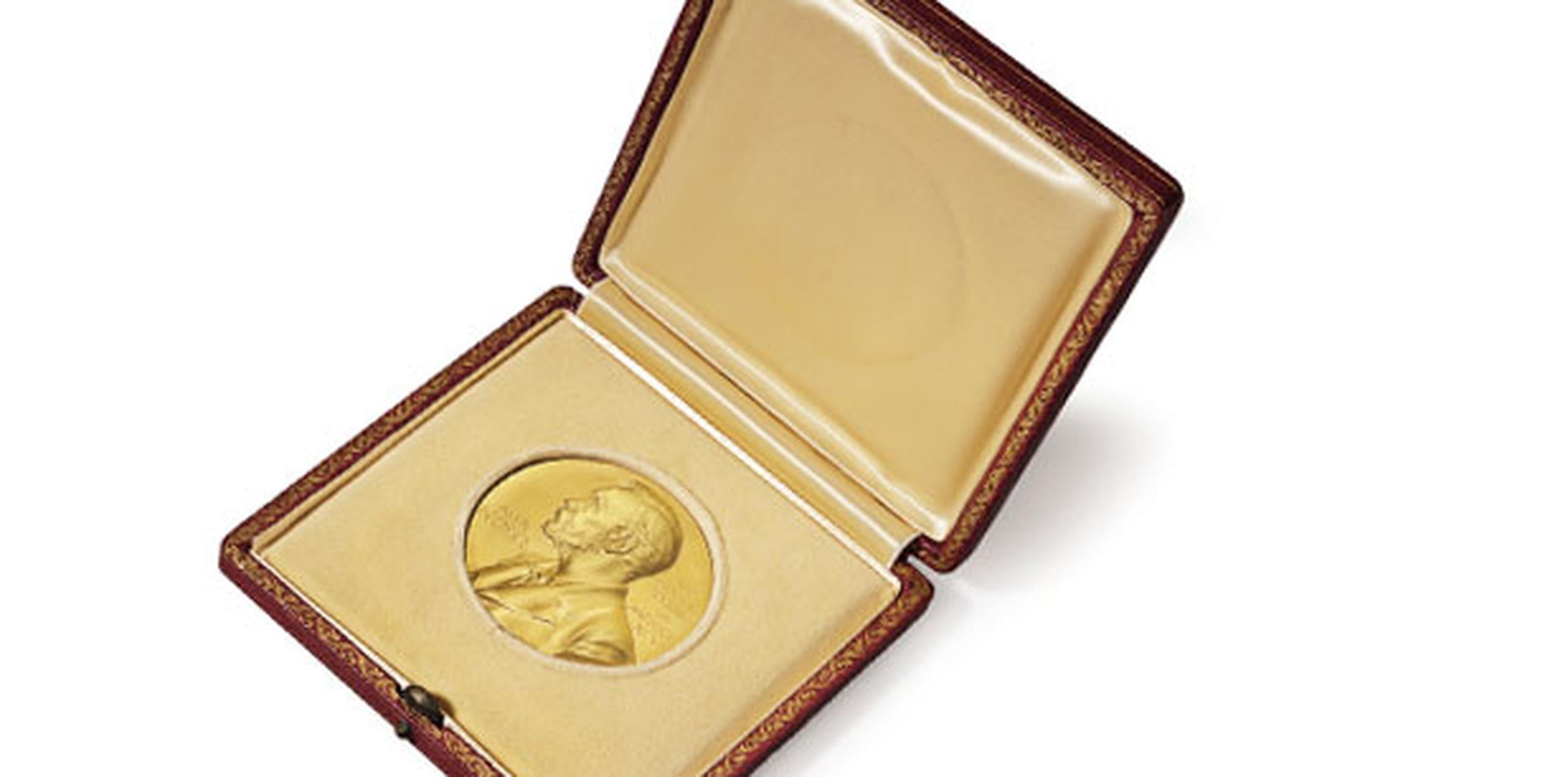 La medalla de oro que Watson obtuvo en 1962 y varios históricos documentos propiedad de Watson serán puestos a la venta el próximo jueves por la casa Christies de Nueva York, que espera recaudar entre 2.5 y 3.5 millones de dólares. (AP)