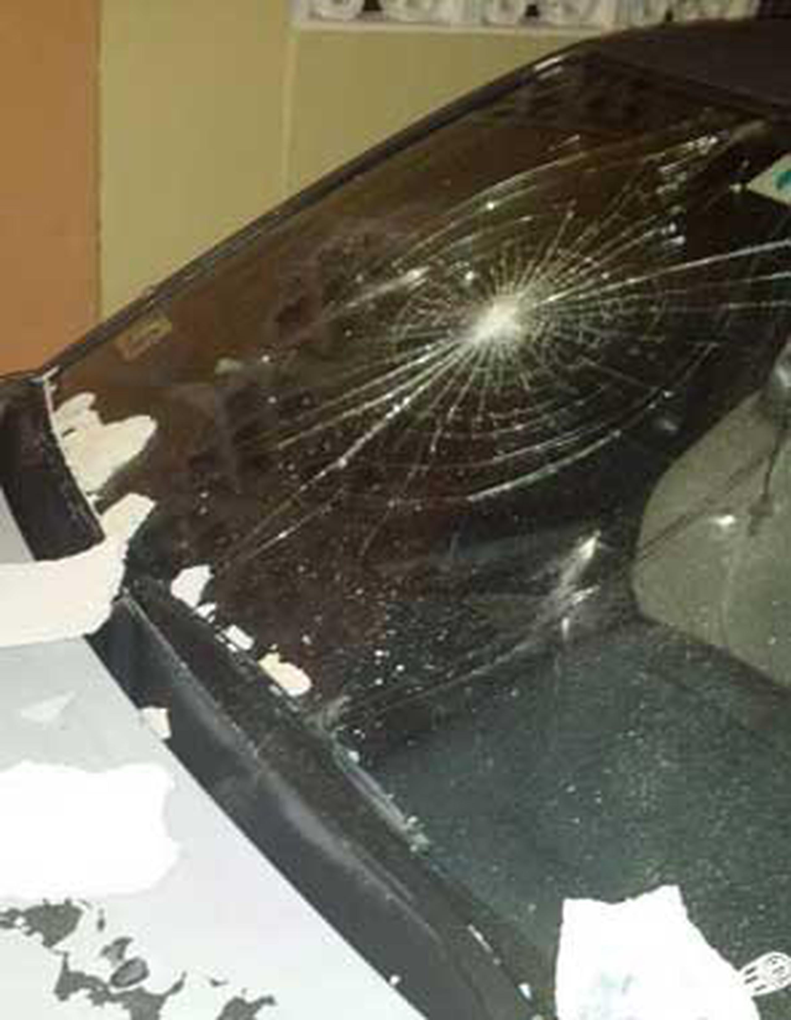 El cristal de un auto se rompió porque se calló parte del empañetado del techo.(Twitter: @aemeadpr)