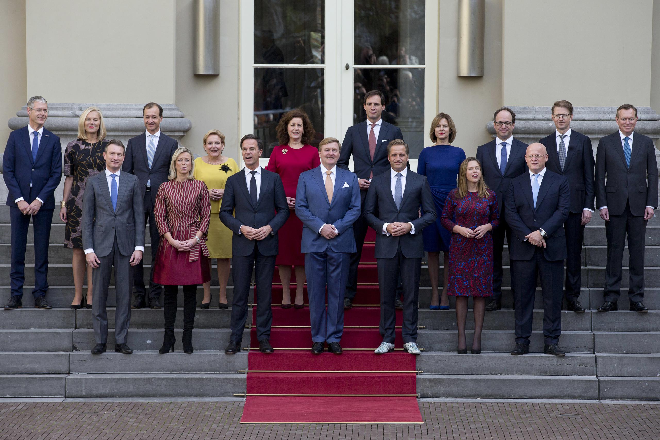 El primer ministro Mark Rutte, centro izquierda, y el rey Guillermo Alejandro, centro, posan con los ministros para la foto oficial en la escalinata del palacio real en La Haya, Holanda.