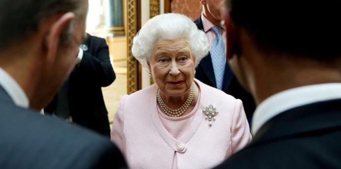 Isabel II tiene otras residencias pero pasa casi una tercera parte de su tiempo en el palacio de Londres. (AFP)