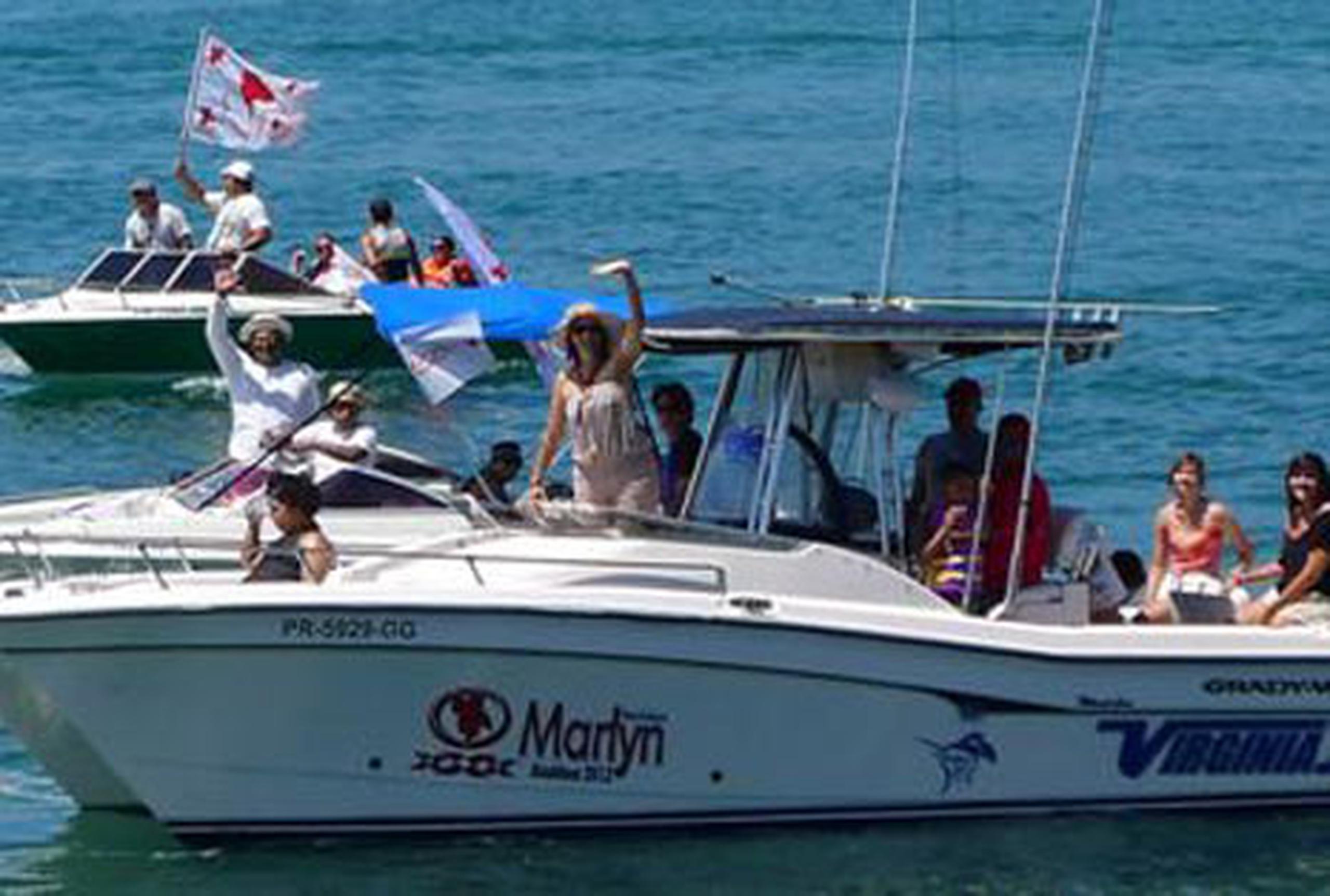 Vestida con colores claros, pamela y gafas, la candidata popular a la alcaldía de Guánica, Marilyn Rodríguez, ocupó una de las lanchas de la caravana y recorrió la costa. (Suministrada)