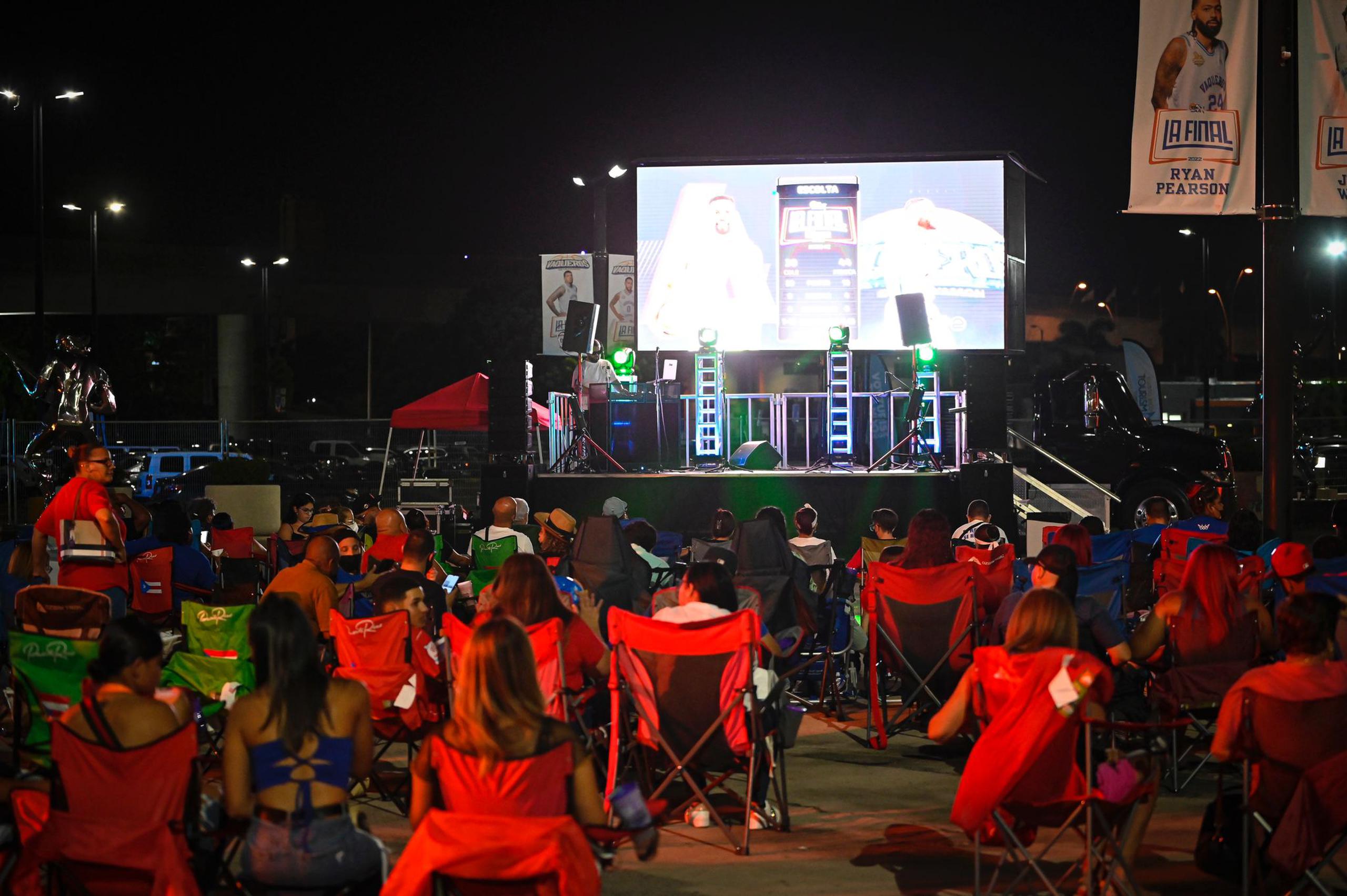 En sus sillas de playa, miles de seguidores de los Vaqueros disfrutaron el partido del viernes en la plazoleta que está frente al Rubén Rodríguez.