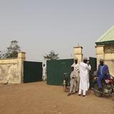 Grupo armado secuestra a 317 niñas de internado de Nigeria