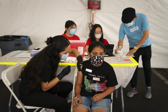 Mayra Navarrete, de 13 años, recibe la vacuna de Pfizer contra el COVID-19 en un centro de vacunas en Orange, California, el 28 de agosto de 2021.