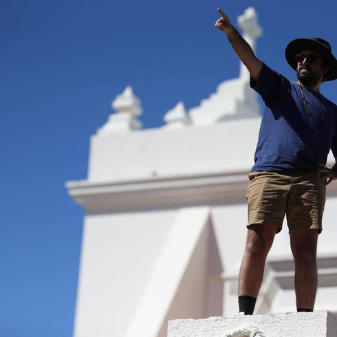 Protestan en pedestal de Ponce de León: “Queremos que el mensaje llegue al rey de España”