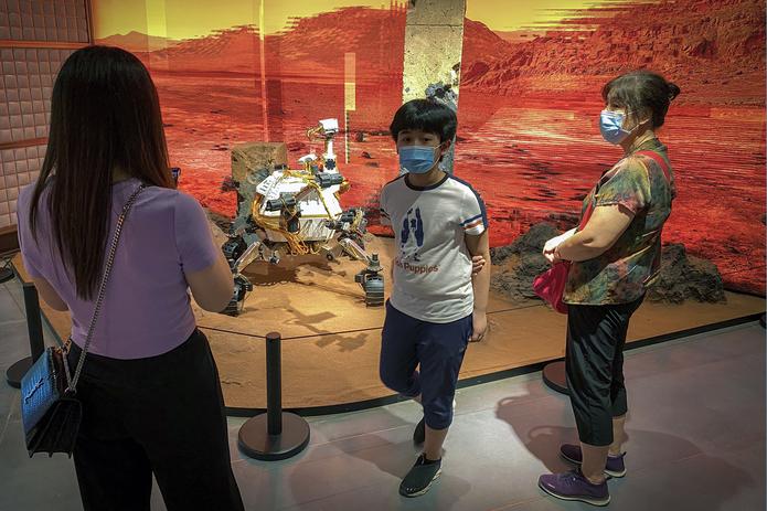 Réplica de un róver chino como el que se posará próximamente en Marte exhibida en un centro comercial de Beijing el 20 de julio del 2020. (AP Photo/Andy Wong, File)