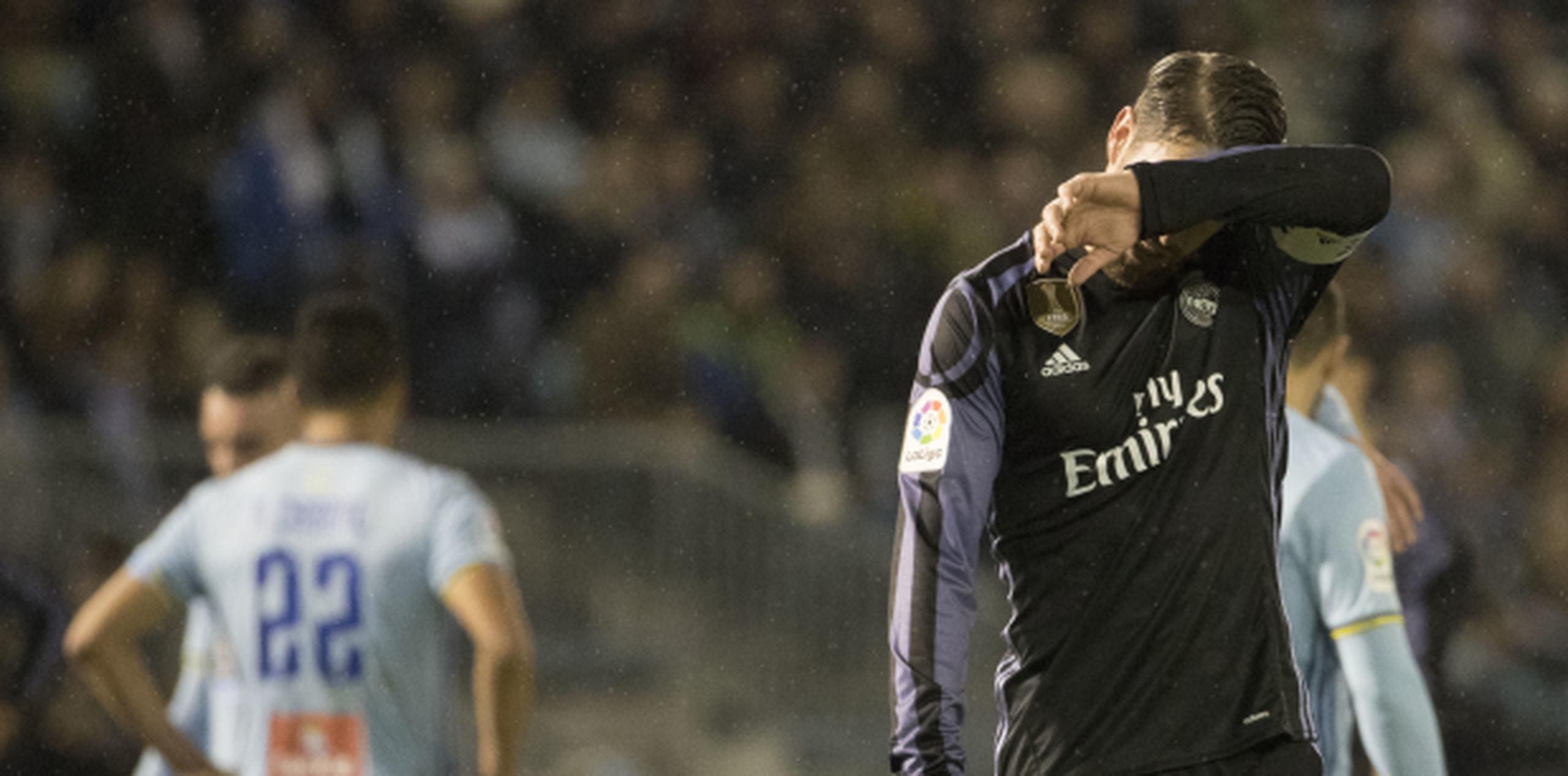 Sergio Ramos, del Real Madrid, se lamente durante el partido. (Prensa Asociada)