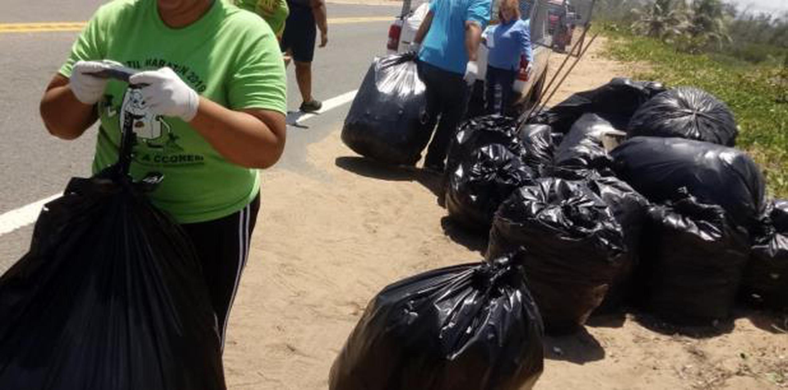 Personal de la Oficina de Reciclaje y Oficina de Cultura y Turismo del Municipio de Loíza realizaron en la mañana de ayer un operativo de limpieza en la zona. (suministrada)