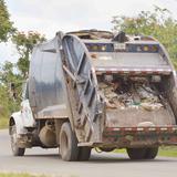 Mujer cae en un contenedor de basura y sobrevive luego que los desperdicios fueran compactados por un camión