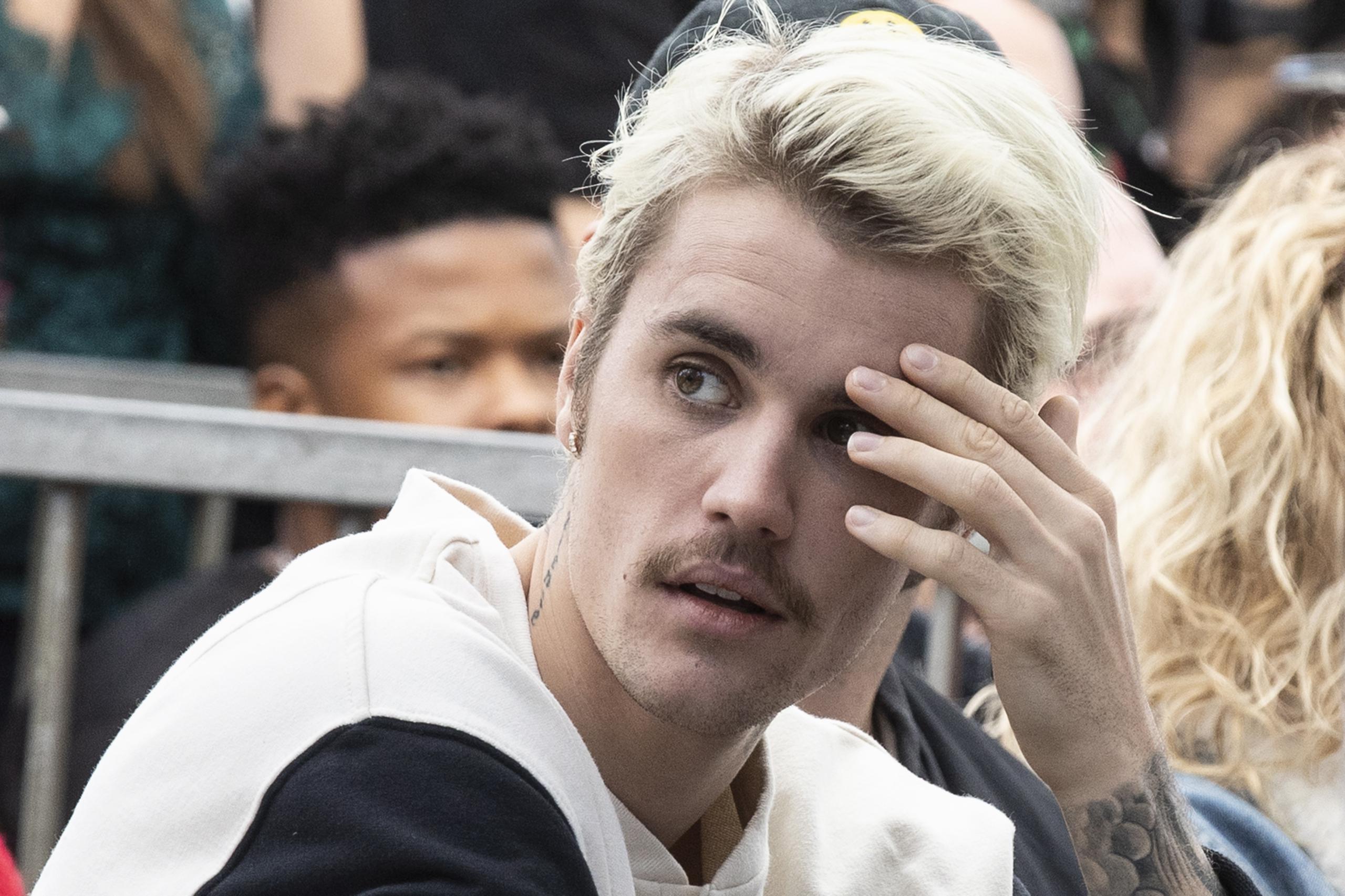 Un nuevo aplazamiento en una gira que debería haber comenzado en 2020 y que primero se postpuso por la pandemia, para comenzar en febrero de este año en San Diego (EE.UU.). Tras pasar por diez países, Bieber anunció que se tomaba un descanso para dar prioridad a su salud.